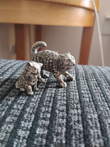 Cold painted bronze cat and - cold,